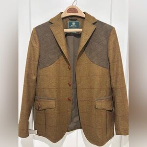 Two-tone brown Beretta men’s blazer. US size 42. Dark brown elbow patches.